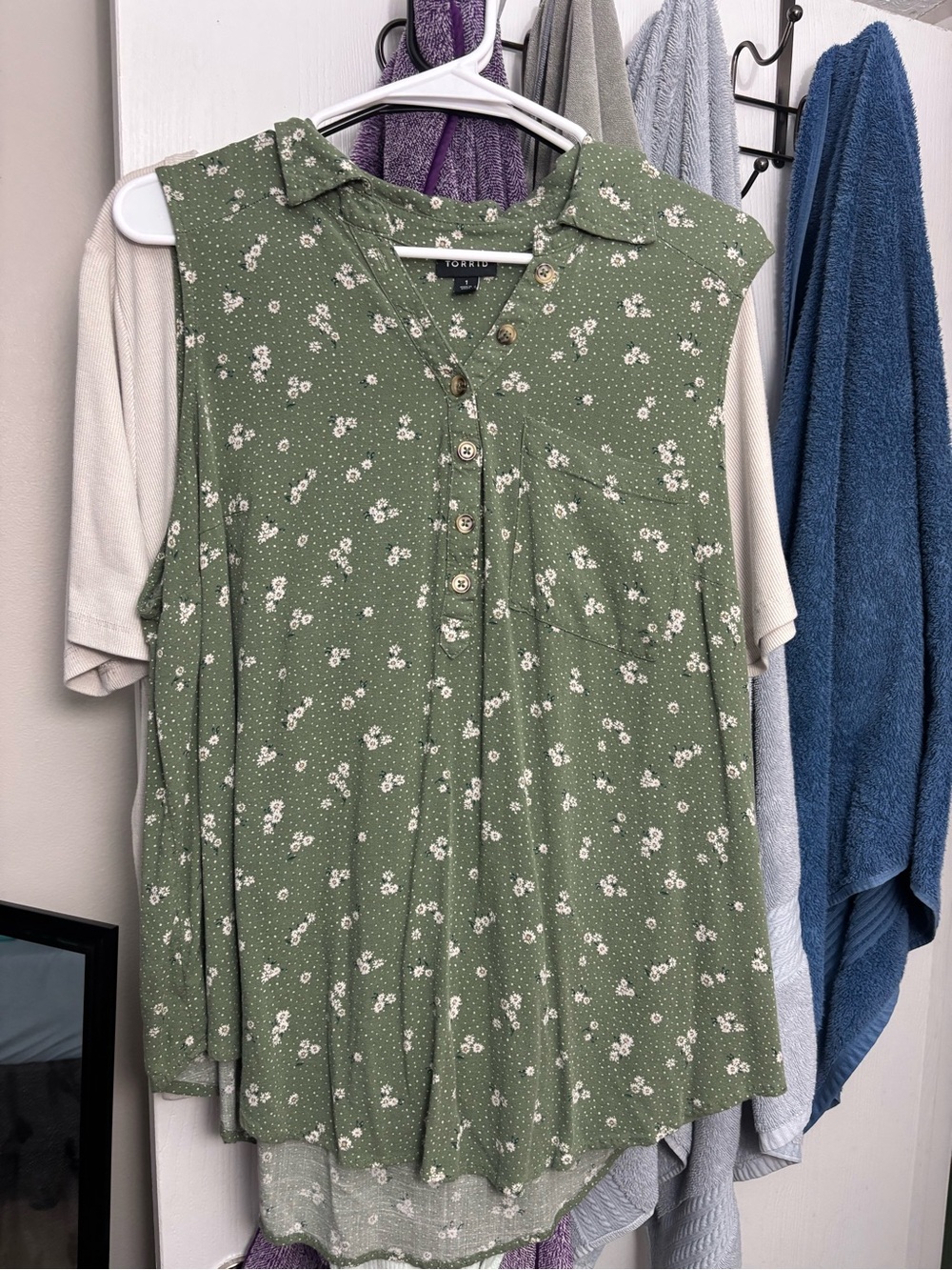 torrid Olive Green Ditsy Floral Sleeveless Button-Up Top